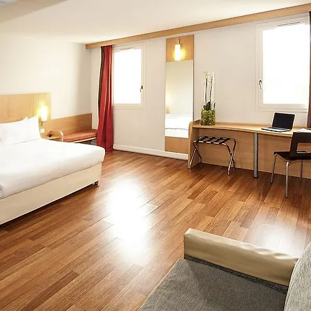 Easyhotel Old Town Hotel