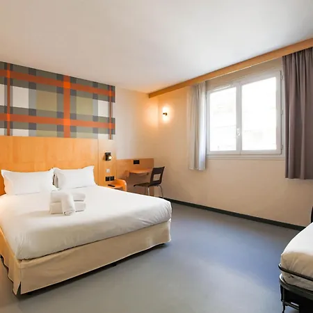 Easyhotel Old Town Hotel
