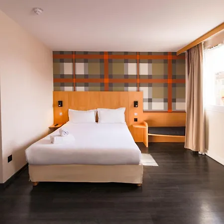 Отель Easyhotel Old Town 2*