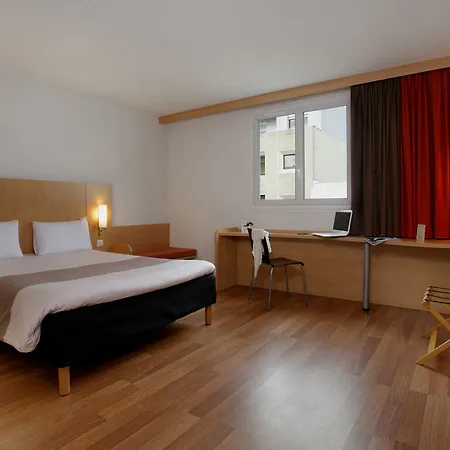 Easyhotel Old Town 2*