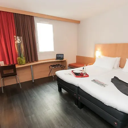 Easyhotel Palais Des Congrès – Old Town Hotel