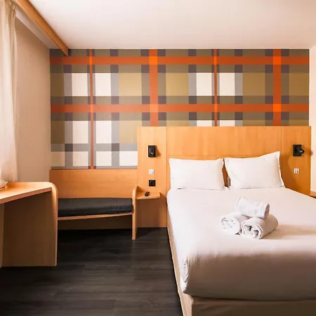 Hotel Easyhotel Palais Des Congrès – Old Town