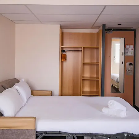 Easyhotel Palais Des Congrès – Old Town 2*